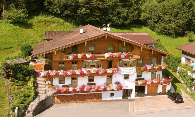 Hoarberg House | Experience Landhaus Granat: Family-Friendly Getaway