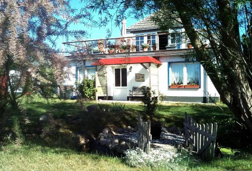 Muritz Apartment | Cozy Landhaus Kranichwiese: Pet-Friendly Oceanfront Retreat