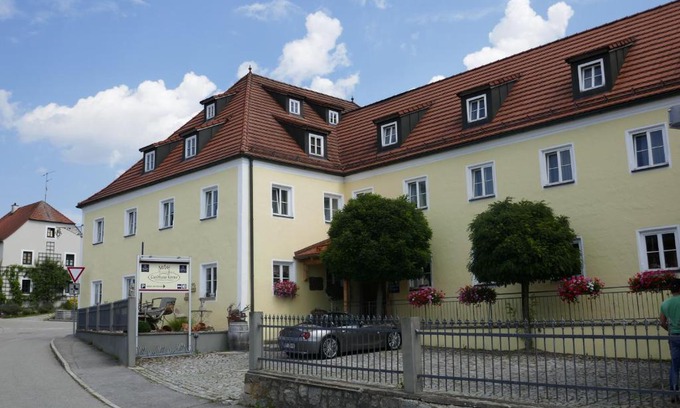 Steinach Hotel | Pet-Friendly Landhaus Krone with Restaurant & Breakfast