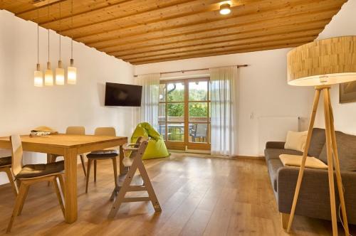 Neuschoenau Apartment | Landhaus Lerchenweg Ferienwohnung Eibe