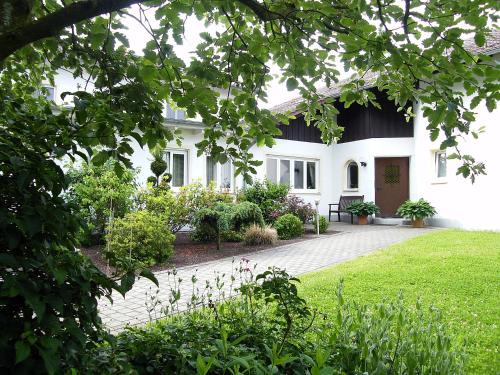 Bad Griesbach im Rottal House | Cozy Landhaus Oberrainer: Pet and Child-Friendly Haven