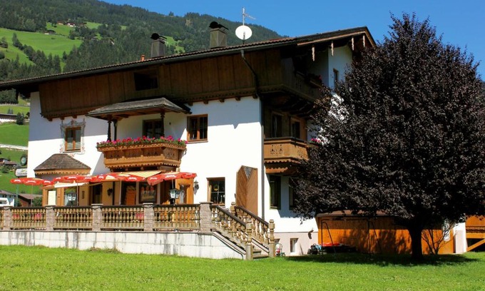 Zellberg Apartment | Cozy Landhaus Sabine: Pet and Child-Friendly Retreat