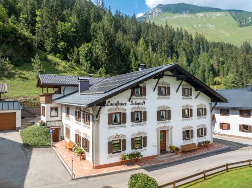 Elbigenalp Apartment | Family-Friendly Retreat at Landhaus Schmidt - Rated 9.5/10