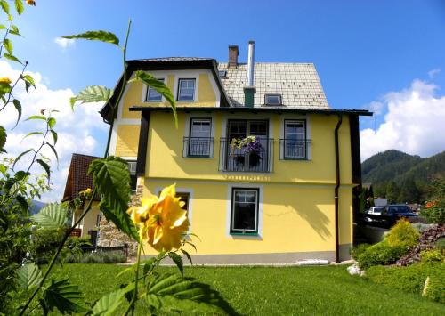 Semmering House | Experience Landhaus Semmering: Pet-Friendly Retreat with Dining