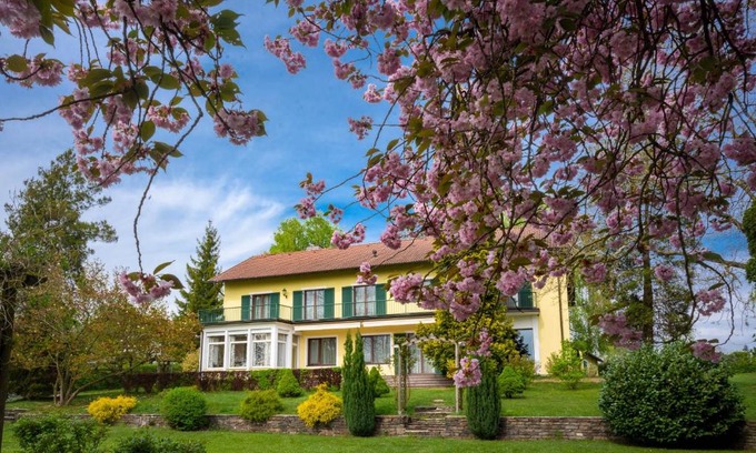 Leonding Bed & Breakfast | Pet Friendly Retreat at Landhaus zu Kürenberg - Rated 9.4