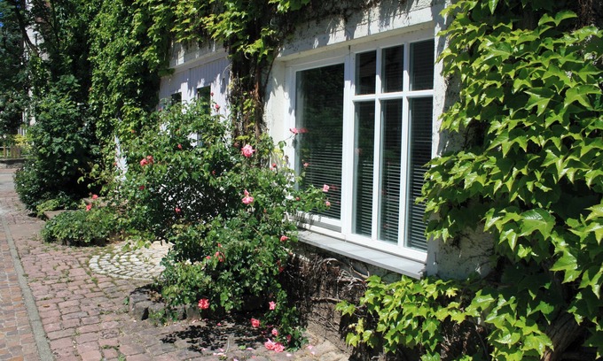 Weissach Apartment | Cozy Retreat at Landhausrefugium near Porscheareal