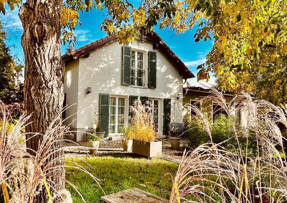 Nuthetal House | Enchanting Kutscherhaus Amidst Walnut Trees & Hot Tub