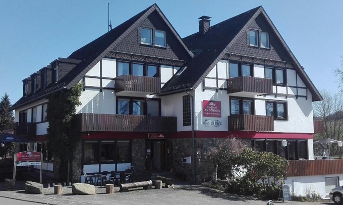 Nuttlar Hotel | Inviting Landhotel am Schloss: Pet-Friendly & Family Focused