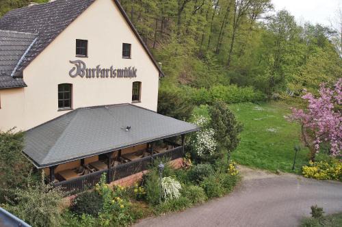 Hofheim am Taunus Hotel | Relax at Landhotel Burkartsmühle: Pet-Friendly Retreat