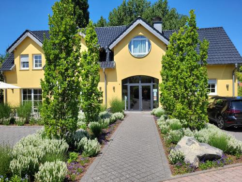 Schalkenmehren Hotel | Inviting Landhotel Eifellust: Pet-Friendly Retreat Awaits