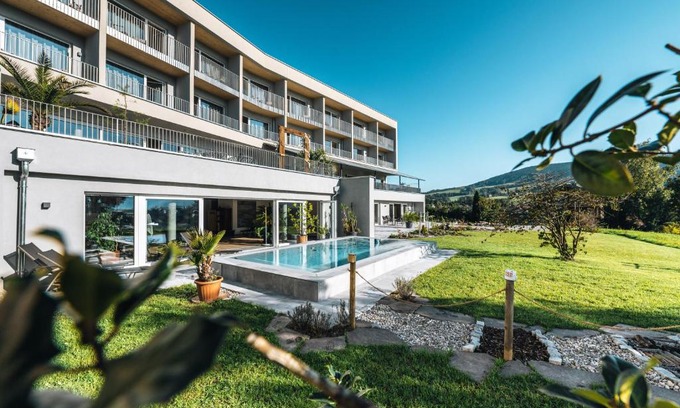 Tiefgraben Hotel | Elegant Landhotel Prielbauer: Ocean Views & Private Beach