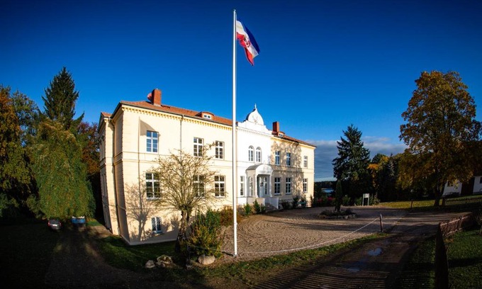 Daschow Hotel | Pet-Friendly Landhotel Schloss Daschow with Oceanfront Views