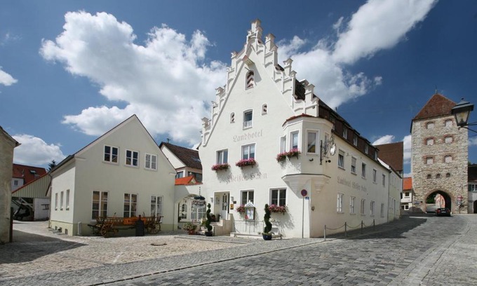 Wemding Hotel | Discover Landhotel Weißer Hahn: Family-Friendly Retreat