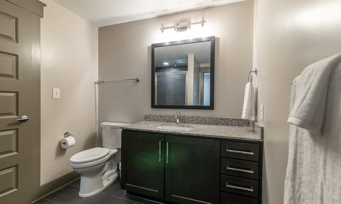 Vickery Meadow Apartment | Pet-Friendly 2-Bedroom Retreat at Galleries at Park Lane