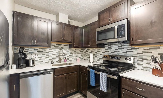 Indianapolis Apartment | Landing at Lake Castleton - 2 Bedrooms in I 69/Fall Creek