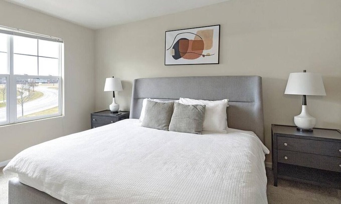 North Aurora Apartment | Explore Randall Highlands: 3 Bedroom Retreat in West Aurora