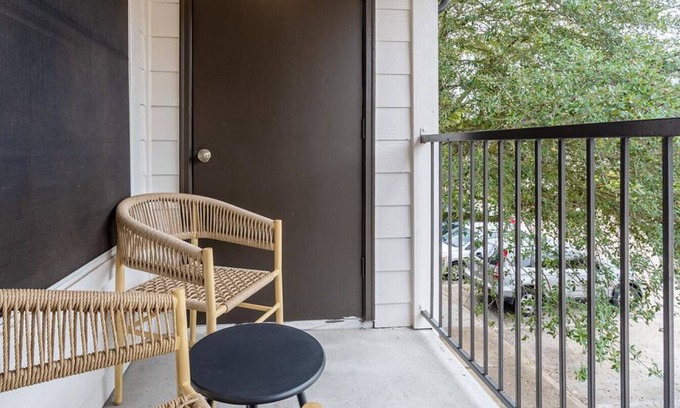 Sweetbriar Apartment | Relaxing Getaway at SOCO Apartments - Family-Friendly Escape