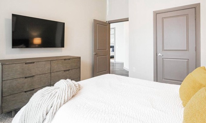 Greenway Plaza-Upper Kirby Apartment | Enjoy Comfort at The Metropole - 2 Bedrooms in Greenway