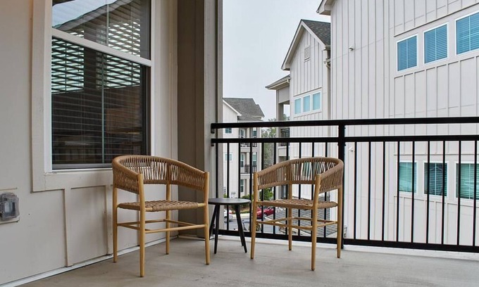 Bowling Green Apartment | Discover Newton Apartments: 2 Bedroom Retreat in Palisades