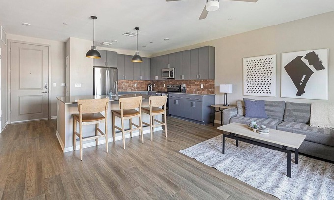 Warehouse District Apartment | Landing | Beautiful 1BD, Yoga Studio, Game Room