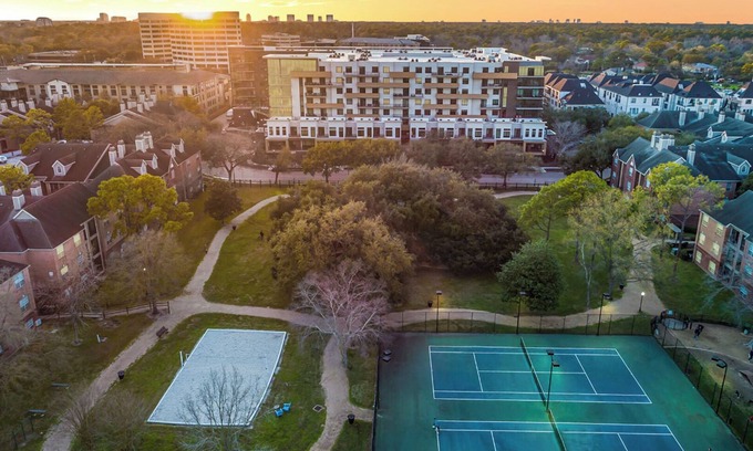 Houston Apartment | Landing | Incredible 2BD, Pool, Gym