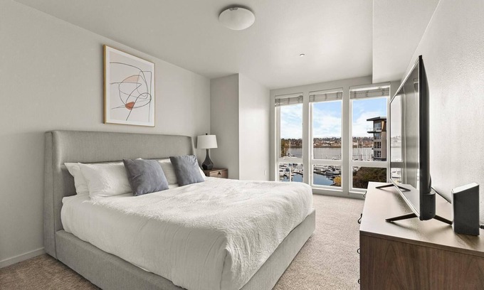Hayden Island Apartment | Landing | Incredible 2BD, Courtyard, Gym
