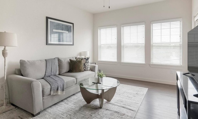 River Ranch Apartment | Landing | Modern 1BD, Gym, Clubhouse