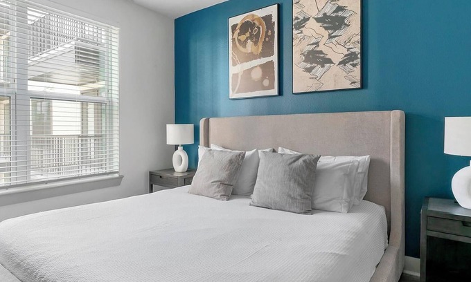 Houston Apartment | Landing | Modern 1BD, Gym, Courtyard
