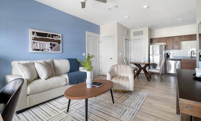 Lockhart Apartment | Landing | Stunning 1BD, Gym, Clubhouse