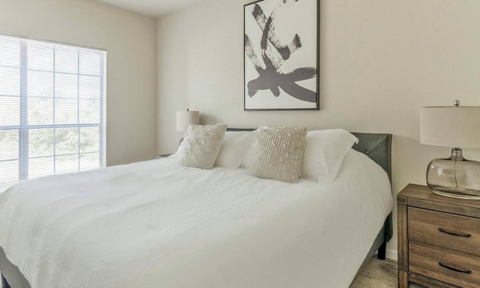 Southbelt/Ellington Apartment | Landing | Stylish 1BD, Game Room, Clubhouse