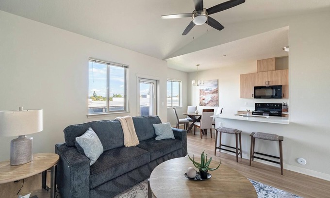 Molalla Apartment | Landing | Stylish 1BD, Pool, Gym