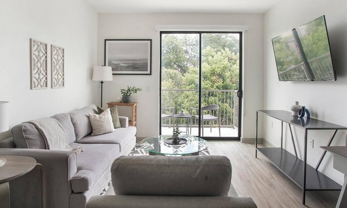 Brentwood Apartment | Landing | Stylish 1BD, Rooftop Lounge, Courtyard