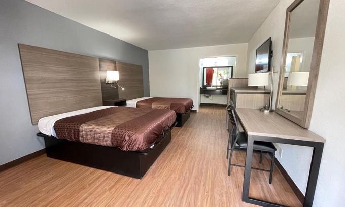 New Llano Hotel | Convenient Landmark Hotel with Pool and Pet-Friendly Options