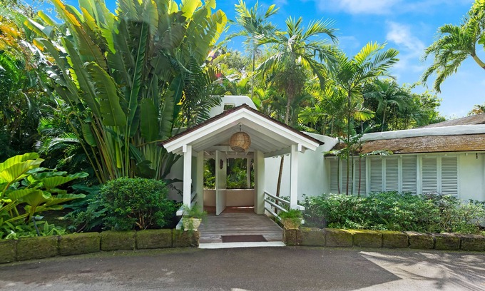 Sandy Lane Villa | Beachfront Landmark House & Cottage with Private Chef Services