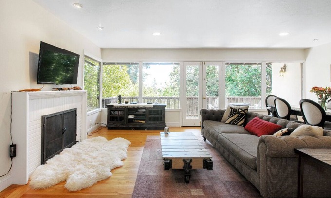 Berkeley Hills House | Inviting Landmark North Berkeley Home with Breakfast & Kitchen