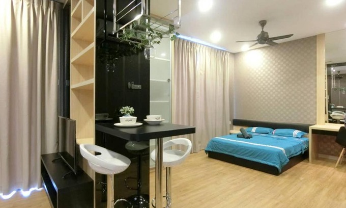 Kampung Bukit Dukong Apartment | Discover Landmark Residence: 4-Star Stay with Hot Tub