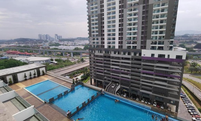 Kampung Bukit Dukong Apartment | Convenient Landmark Residence 2 with Pool & Hot Tub Access