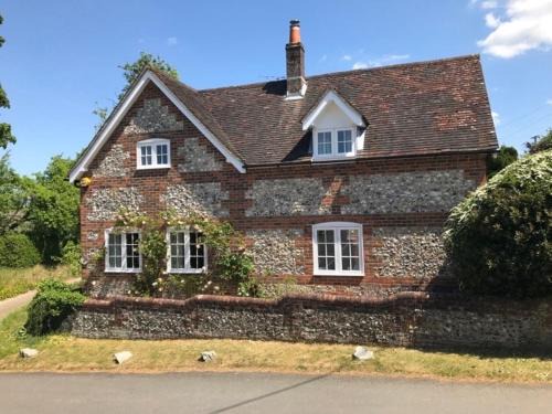 Alresford House | Top-Rated Lane End Cottage: Perfect for Family Getaways
