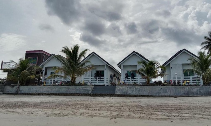 Air Hangat Ski Chalet | Inviting Langkawi Primrose Seaview with Oceanfront Access