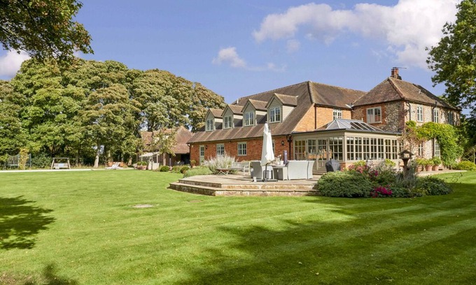 Turville Villa | Langley Park: Spacious Seven Bedroom Villa with Pool