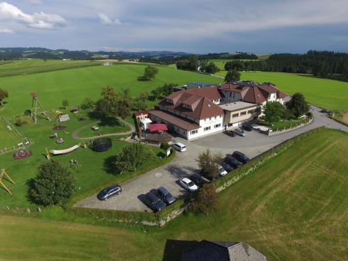 Sankt Ulrich im Muhlkreis Hotel | Discover Langs Wirtshaus: Ideal for Families and Pets