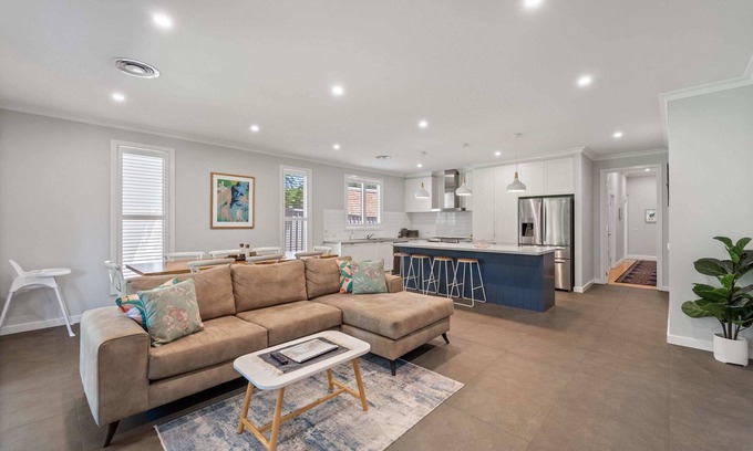 Bendigo House | Family-Friendly Langston Abode in Central CBD with Breakfast
