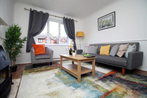 Langstone House | Family-Friendly Retreat at Langstone Close by Tŷ SA