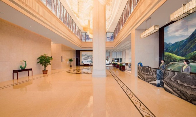 Bijie Hotel | Relax at Langyue International Hotel with Pool & Dining