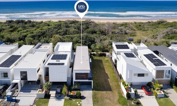 Marcoola House | Lani's Absolute Beachfront- Hot tub 1 min to beach