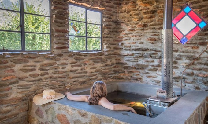 Montagu House | Cozy Lank-gewag Farm Cottage with Hot Tub & Family Amenities