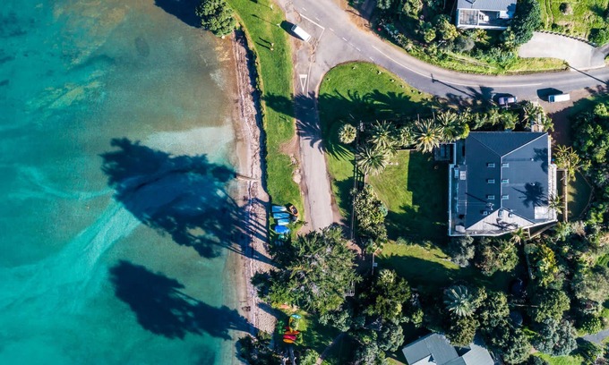 Surfdale Apartment | Unforgettable Lannan Beach House Experience on Waiheke