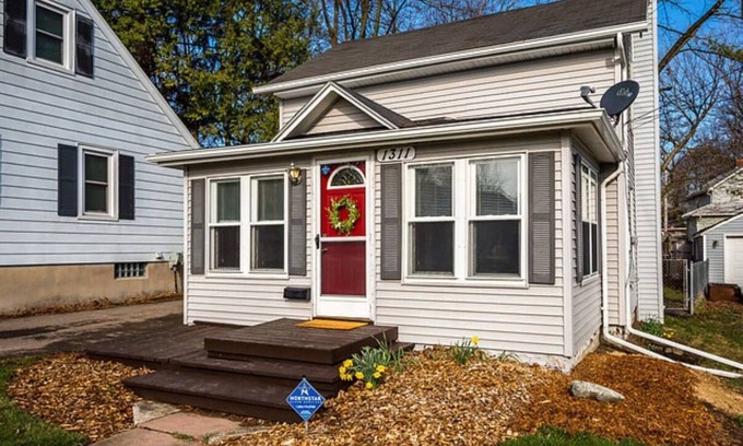 Lansing House | Convenient Lansing Home: Between MSU and Vibrant Old Town