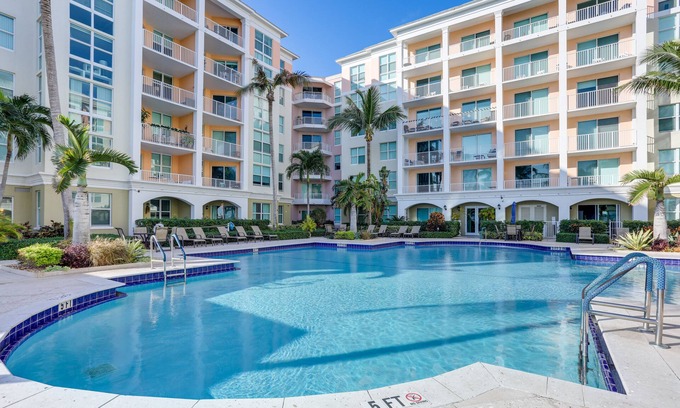 East Ocean Ave Condo | Stylish Lantana Condo with Pool & Smart TV - Near Palm Beach