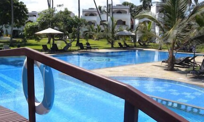 Galu Beach Hotel | Discover Lantana Galu Beach: Family-Friendly with Pool & Spa